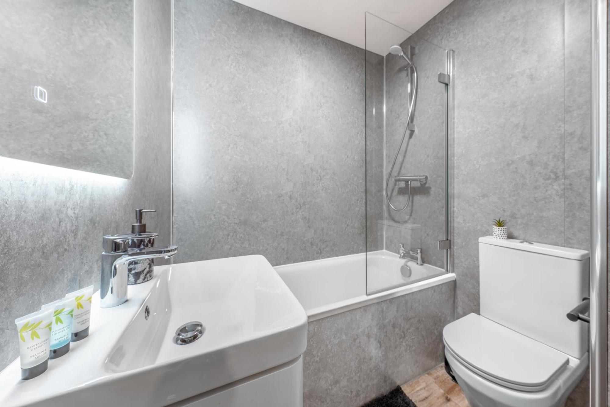 Potters Bar - Free Parking - Private Bathroom - Netflix - 4 Mins Walk To Station - 20 Mins Direct Trains To London Exterior photo