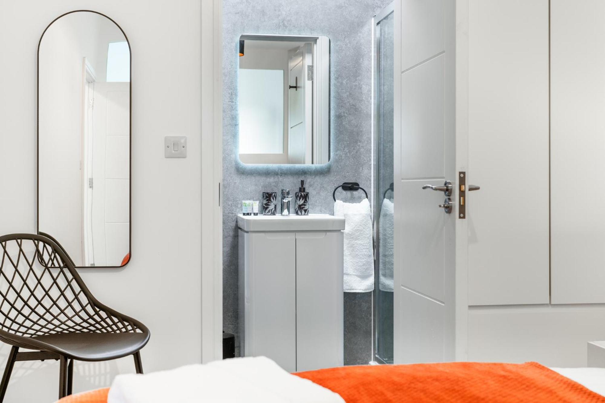 Potters Bar - Free Parking - Private Bathroom - Netflix - 4 Mins Walk To Station - 20 Mins Direct Trains To London Exterior photo